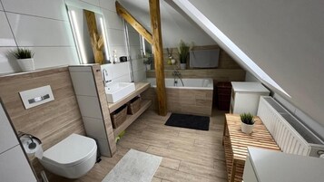 Apartment | Bathroom | Shower, free toiletries, hair dryer, towels