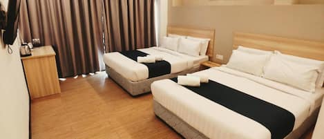 Meja kerja, setrika/meja setrika, dan tempat tidur lipat/tambahan