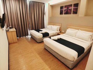 Meja kerja, setrika/meja setrika, dan tempat tidur lipat/tambahan