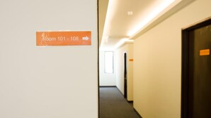 A hallway with a sign indicating rooms 101 to 108. - Orange Hotels Sri Petaling (Kuala Lumpur)