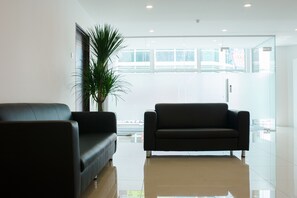 Lobby sitting area - Orange Hotels Sri Petaling (Kuala Lumpur)
