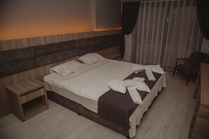 Een laptopwerkplek, geluiddichte muren, gratis babybedden, gratis wifi
