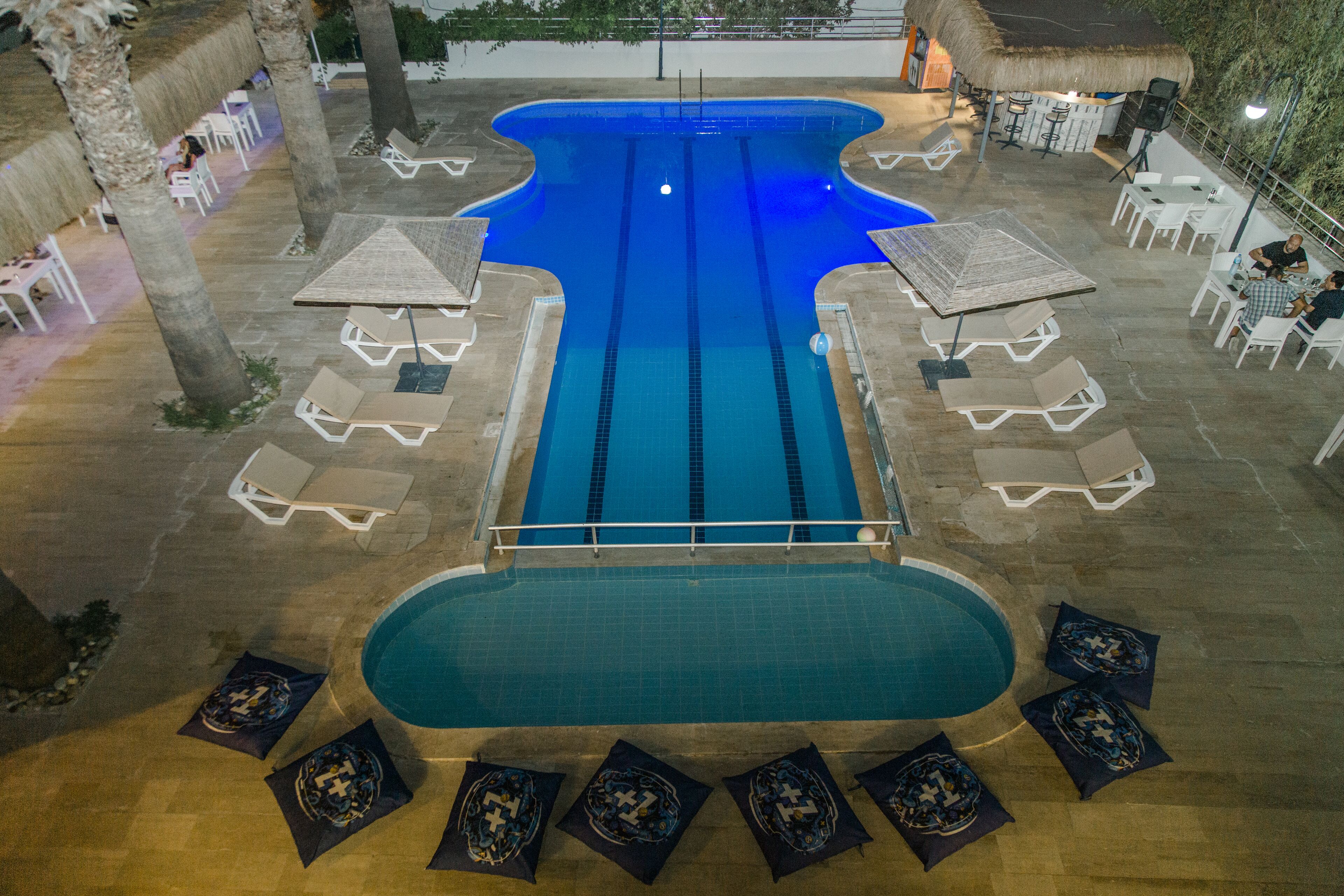 Outdoor pool, pool umbrellas, sun loungers