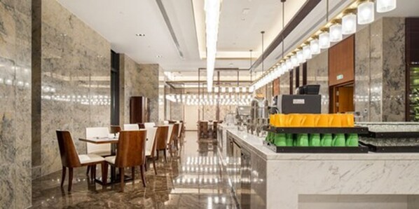 供应早餐、午餐和晚餐