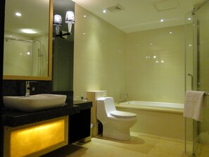 Deluxe Business Room (Main Building) | Bathroom | Shower, free toiletries, hair dryer, slippers - Wuhan Sentai Zhongyang Hotel (Wuhan)
