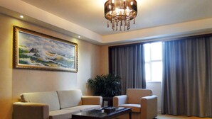 A living room with a sofa, armchairs, a coffee table, a painting, a chandelier, and a large window with curtains. - Wuhan Sentai Zhongyang Hotel (Wuhan)