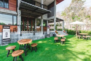 Local and international cuisine - Stucco Loft Residency (Chiang Mai)