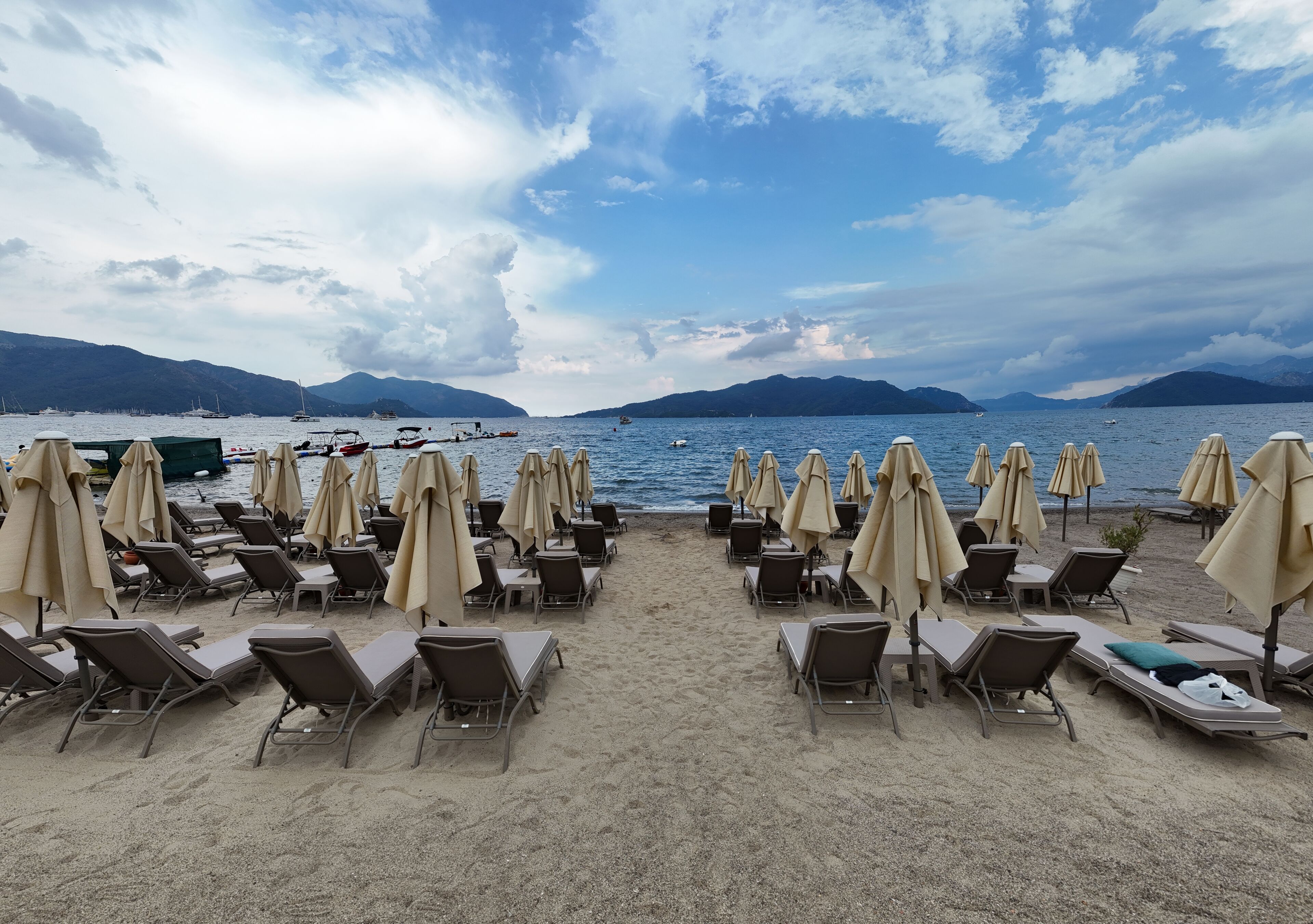 Playa privada en los alrededores, camastros y sombrillas 