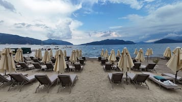 Praia particular nas proximidades, espreguiçadeiras, guarda-sóis