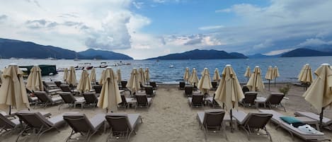 Privatstrand in der Nähe, Liegestühle, Sonnenschirme