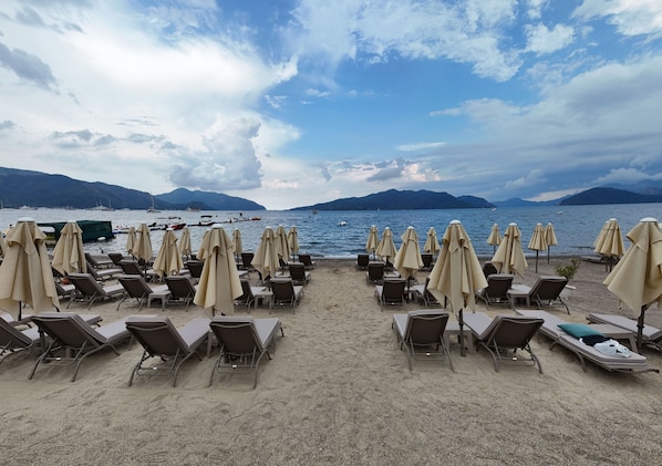 Gần bãi biển riêng, ghế dài tắm nắng, dù trên bãi biển