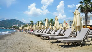 Spiaggia privata nelle vicinanze, lettini da mare, ombrelloni