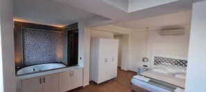 Minibar, espace de travail pour ordinateurs portables, literie fournie