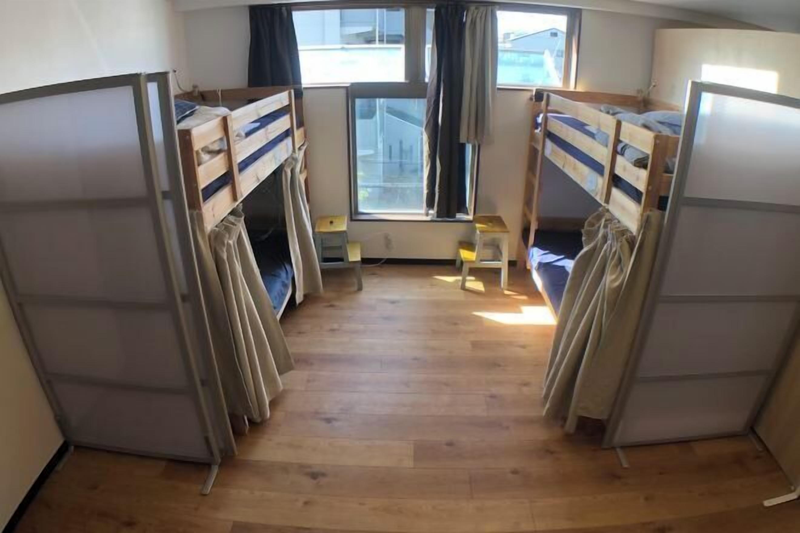 Cortinas blackout, wifi gratis y ropa de cama 