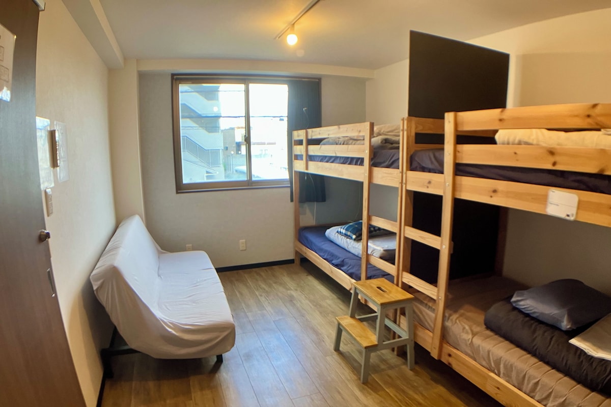 Basic Room | Blackout drapes, WiFi (free), bed sheets
