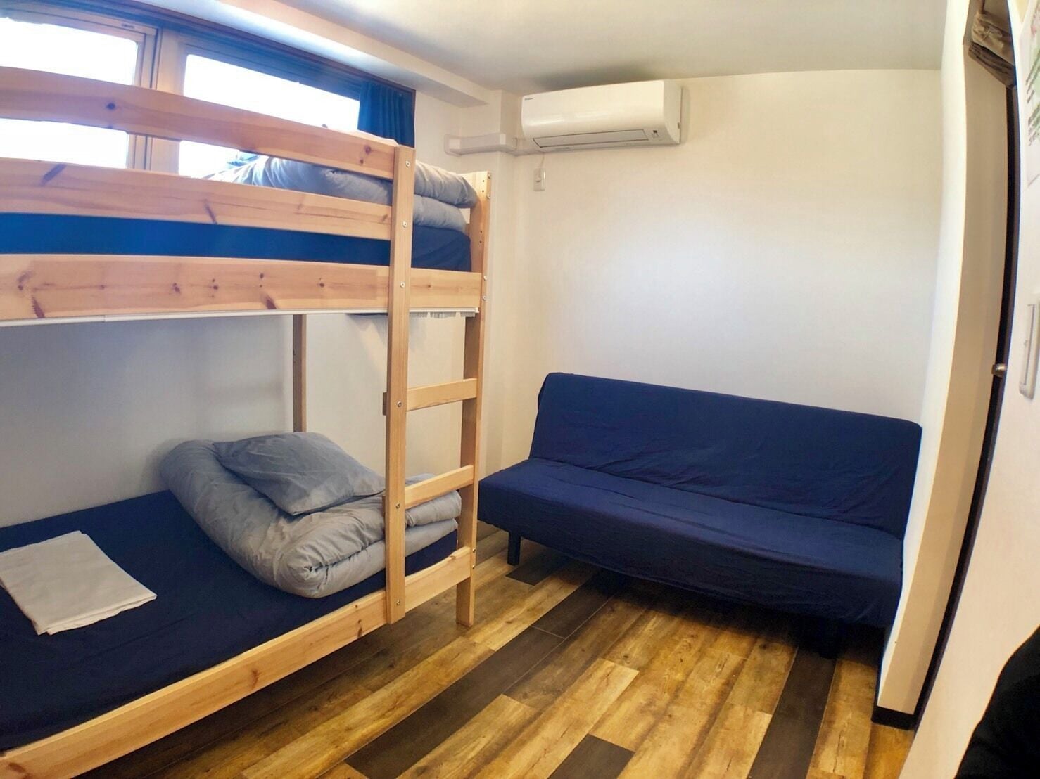 Cortinas blackout, wifi gratis y ropa de cama 