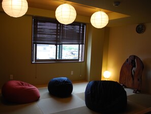Living area - Guest House Matsu - Hostel (Osaka)