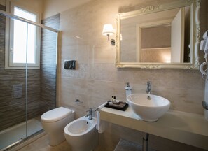 Deluxe-Doppelzimmer, Balkon (Camera 7, 9 ) | Waschbecken im Bad