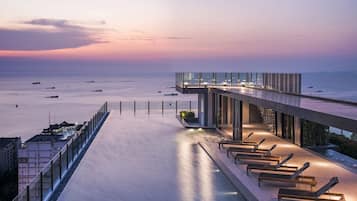 2 outdoor pools, a rooftop pool