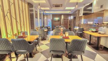 Lunch and dinner served, international cuisine