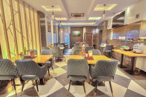 Phục vụ bữa trưa và bữa tối, món ăn mang phong cách quốc tế 