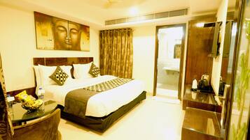 Deluxe Room with Airport pickup | Down duvets, pillow-top beds, desk, soundproofing
