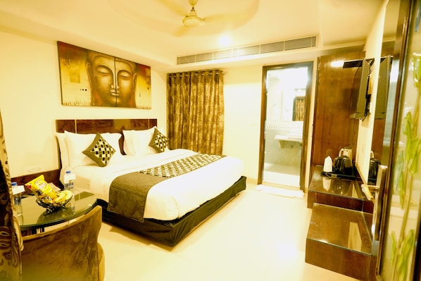 Rom – deluxe | Dundyner, senger med overmadrass, skrivebord og lydisolert