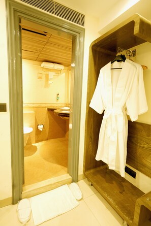 Bathroom - The Singh Empire (New Delhi)