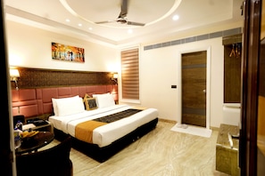 Super Deluxe Room with Airport Pickup | Down comforters, pillowtop beds, desk, soundproofing