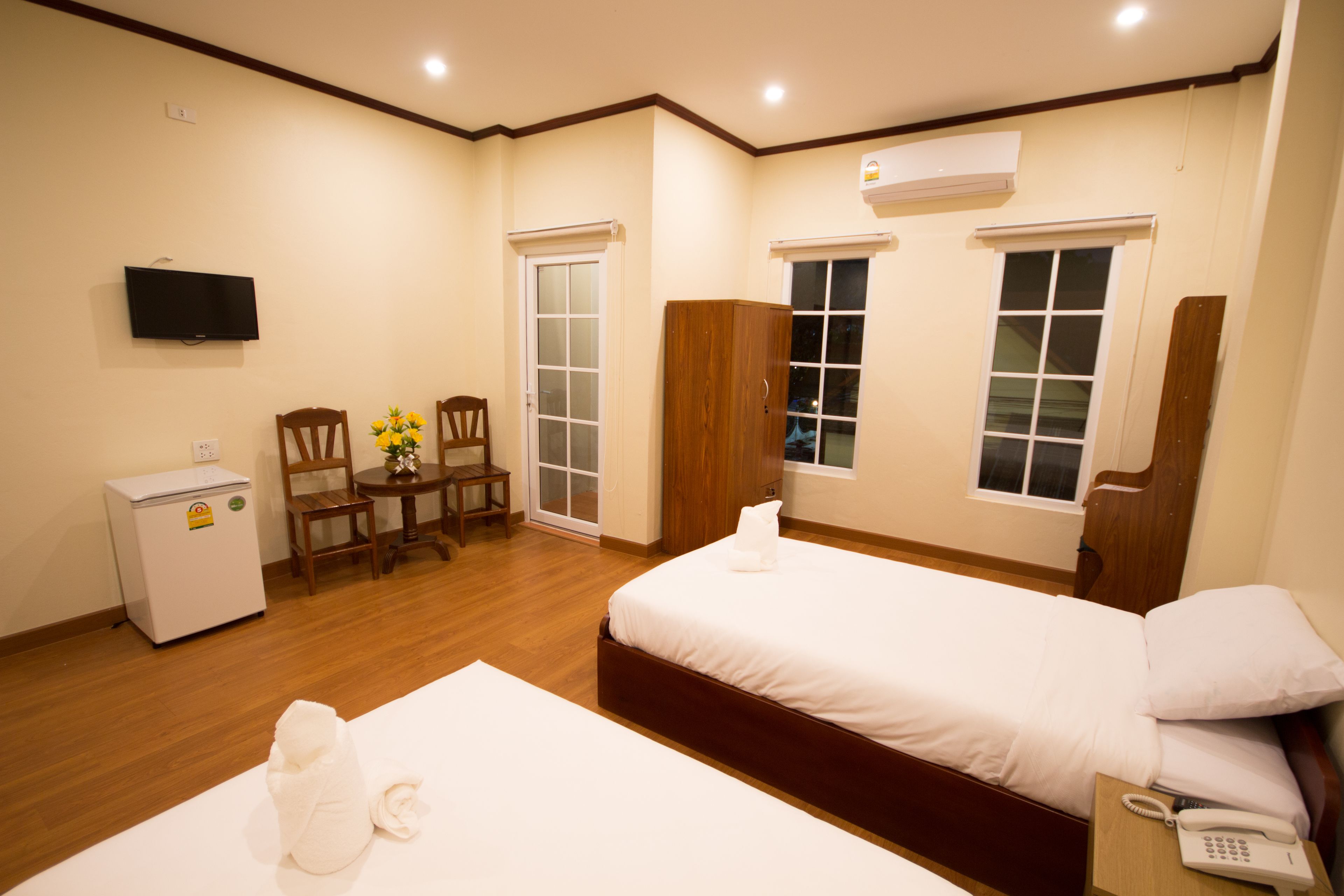 standard twin room | desk, free wifi