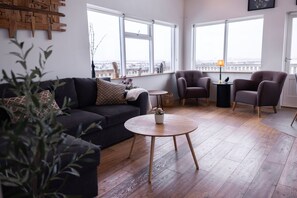 Ferienhaus, 3 Schlafzimmer, Bergblick | Wohnzimmer | Fußbodenheizung