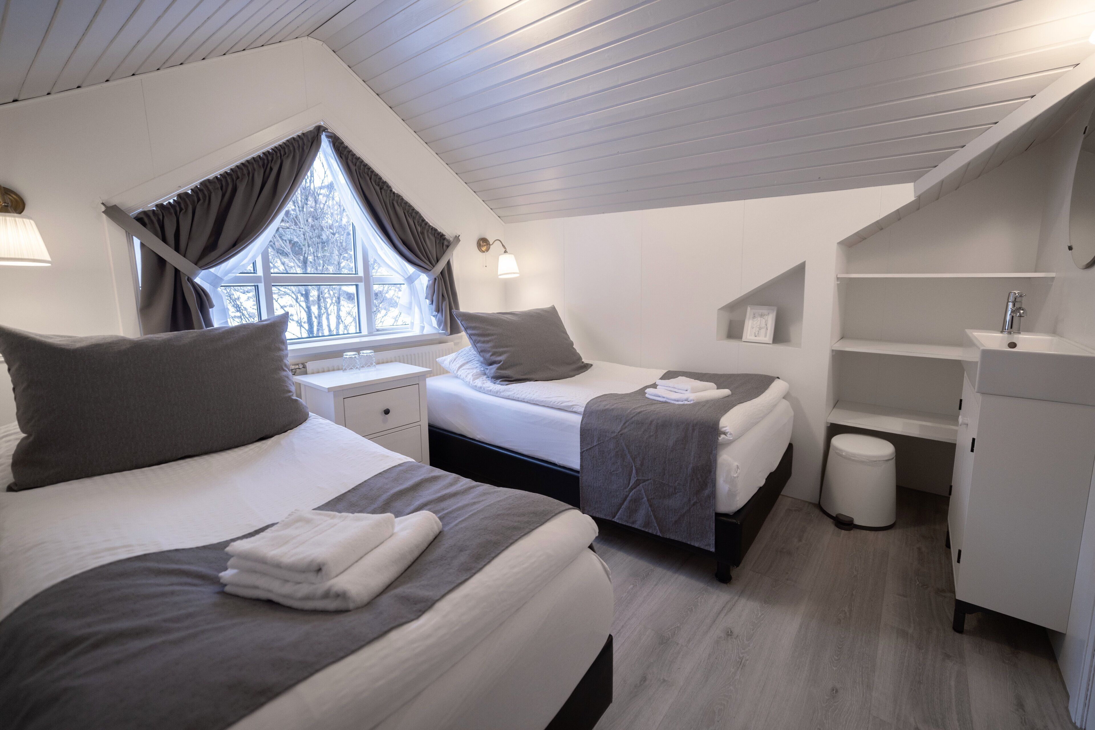 أغطية فراش متميزة وستائر تعتيم وواي فاي مجانًا وملاءات أسرّة