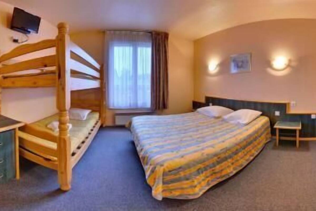 Vierbettzimmer | Schreibtisch, schallisolierte Zimmer, kostenlose Babybetten