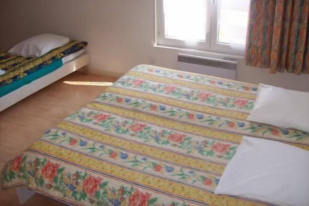 Dreibettzimmer | Schreibtisch, schallisolierte Zimmer, kostenlose Babybetten