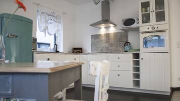 Comfort Apartment, 3 Bedrooms | In-room dining