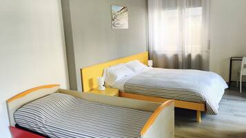 Basic-Dreibettzimmer, 1 Schlafzimmer, Gemeinschaftsbad | Individuell dekoriert, individuell eingerichtet, kostenloses WLAN