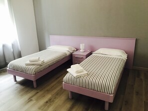 Individually decorated, individually furnished, free WiFi, bed sheets - Simoni 10 (Verona)
