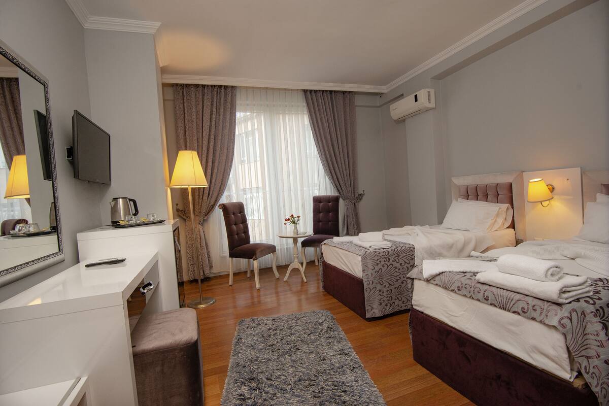 Standard Twin Room | Bar mini, peti besi dalam bilik, meja, kalis bunyi 