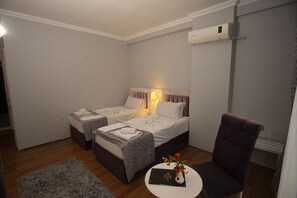 Minibar, caja de seguridad en la habitación y escritorio 