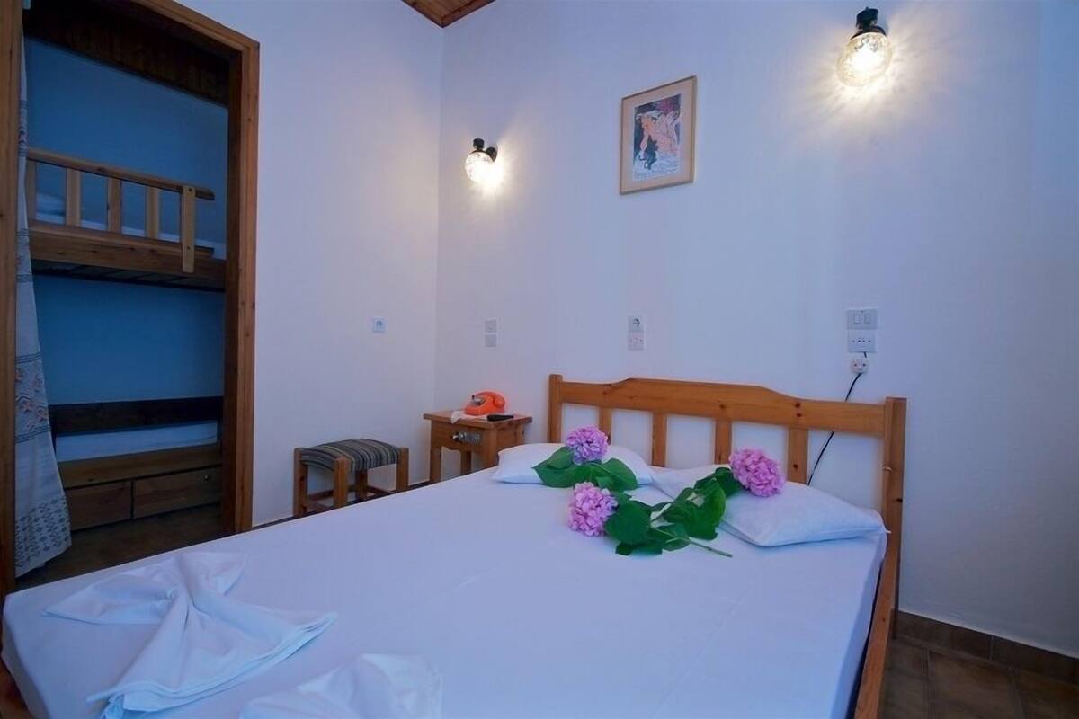 Family Room | Iron/ironing board, free WiFi