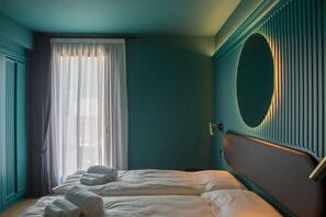 Dobbelt- eller tomannsrom, balkong | Safe på rommet, skrivebord, wi-fi (inkludert) og sengetøy