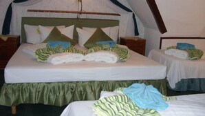 Triple Room, River View | Desk, soundproofing, WiFi (free), bed sheets - Hotel Kranenturm (Bacharach)