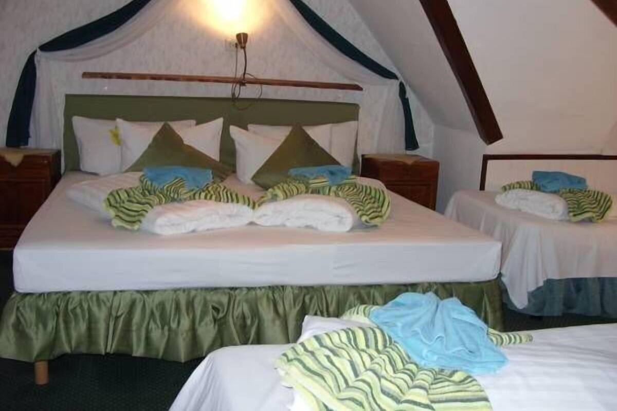 Triple Room, River View | Desk, soundproofing, WiFi (free), bed sheets