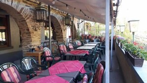 Outdoor dining - Hotel Kranenturm (Bacharach)