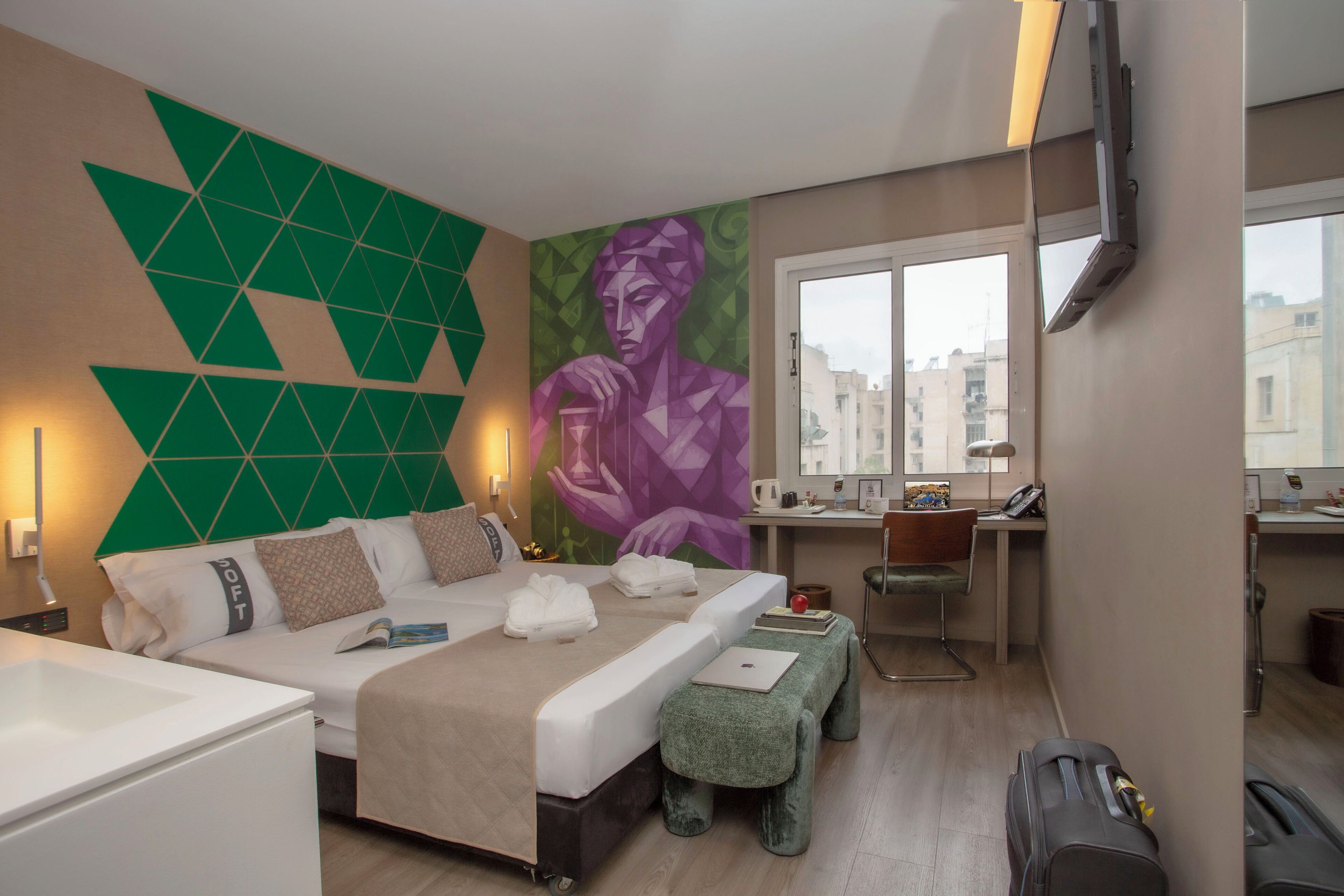 雙人或雙床房 | 高級寢具、迷你吧、房內夾萬、書桌