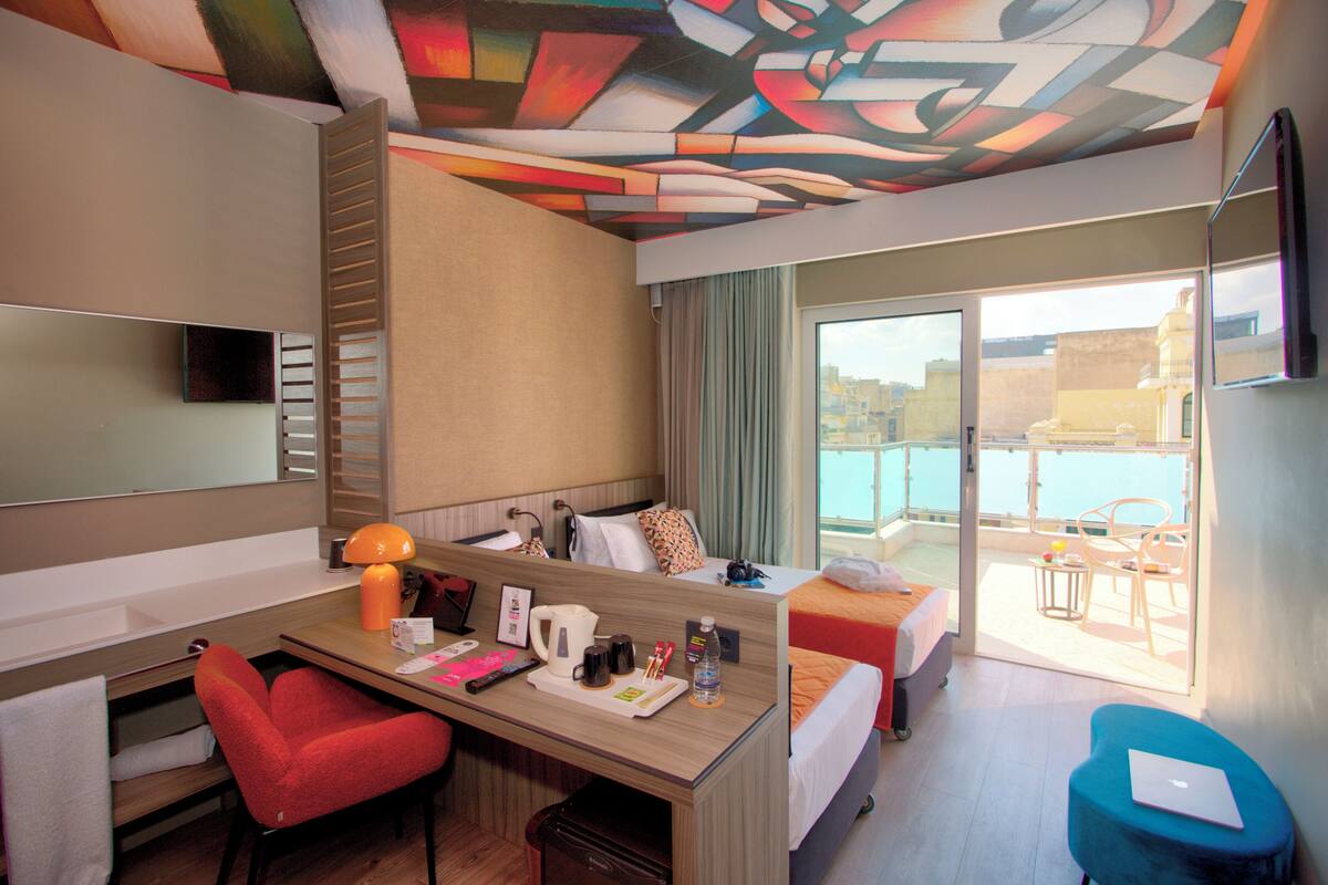 Phòng đôi hoặc 2 giường đơn, ban công, quang cảnh thành phố | Minibar, két bảo mật tại phòng, bàn 