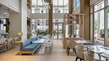 Se ofrece un desayuno bufé (12 EUR por persona)