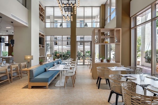 Petit déjeuner buffet (12 EUR par personne)