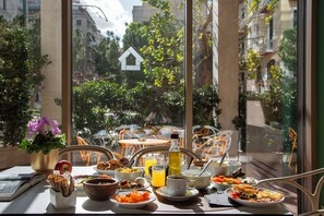 Päivittäinen buffetaamiainen maksusta