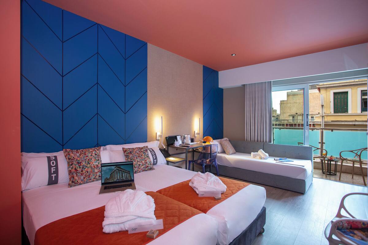 Phòng 3, ban công, quang cảnh thành phố | Minibar, két bảo mật tại phòng, bàn 